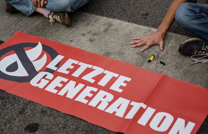 Eine Straßenblockade durch Aktivisten der Gruppe Letzte Generation.<span class='image-autor'>Foto: Swen Pförtner/dpa</span>
