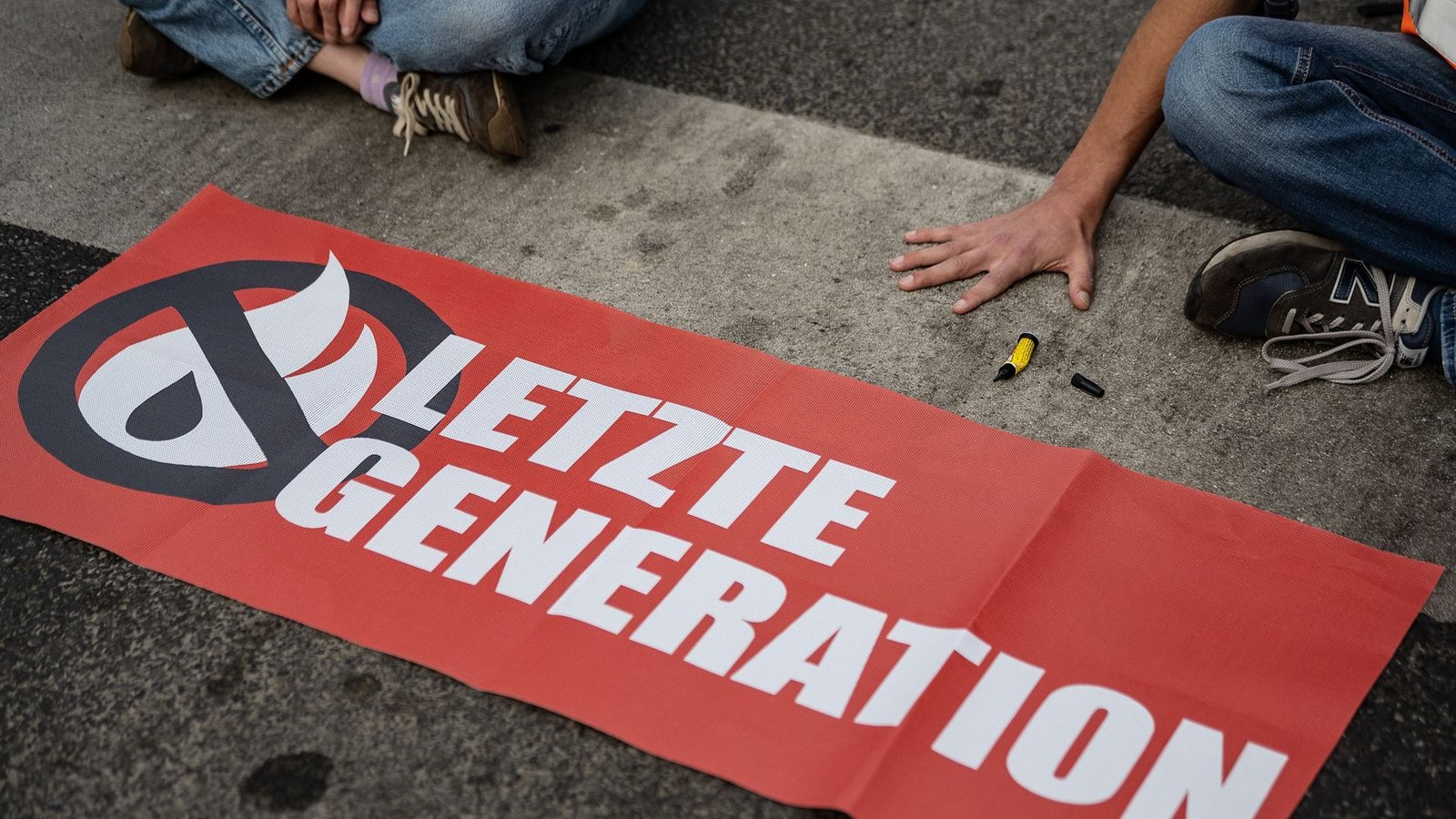 Eine Straßenblockade durch Aktivisten der Gruppe Letzte Generation.Foto: Swen Pförtner/dpa