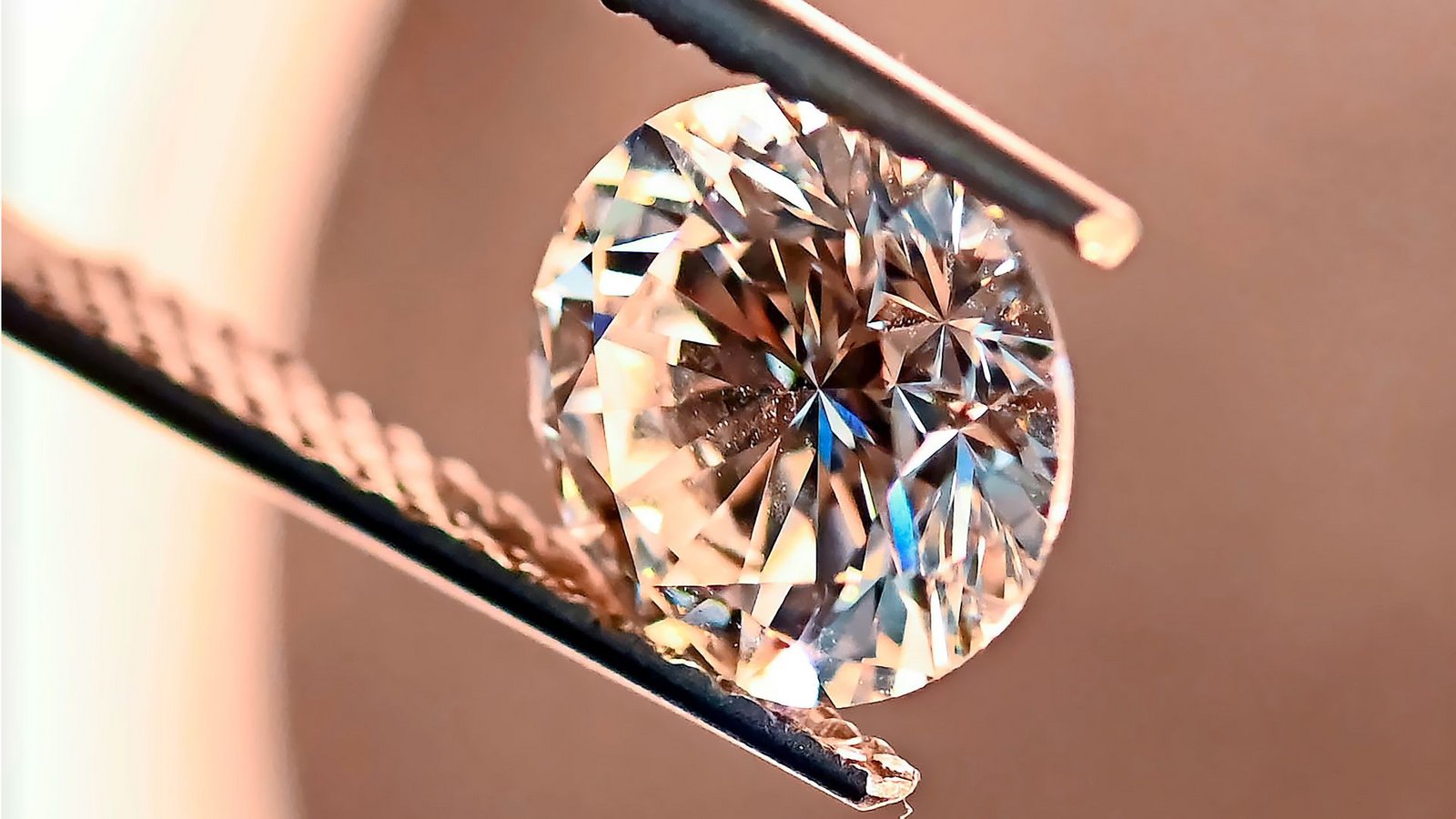 Ein Händler hatte wohl den Diamanten aus Europa nach Dubai gebracht und wurde dann bestohlen. (Symbolbild)Foto: Uli Deck/dpa/Uli Deck Ein Händler hatte wohl den Diamanten aus Europa nach Dubai gebracht und wurde dann bestohlen. (Symbolbild)Foto: Uli Deck/dpa/Uli Deck