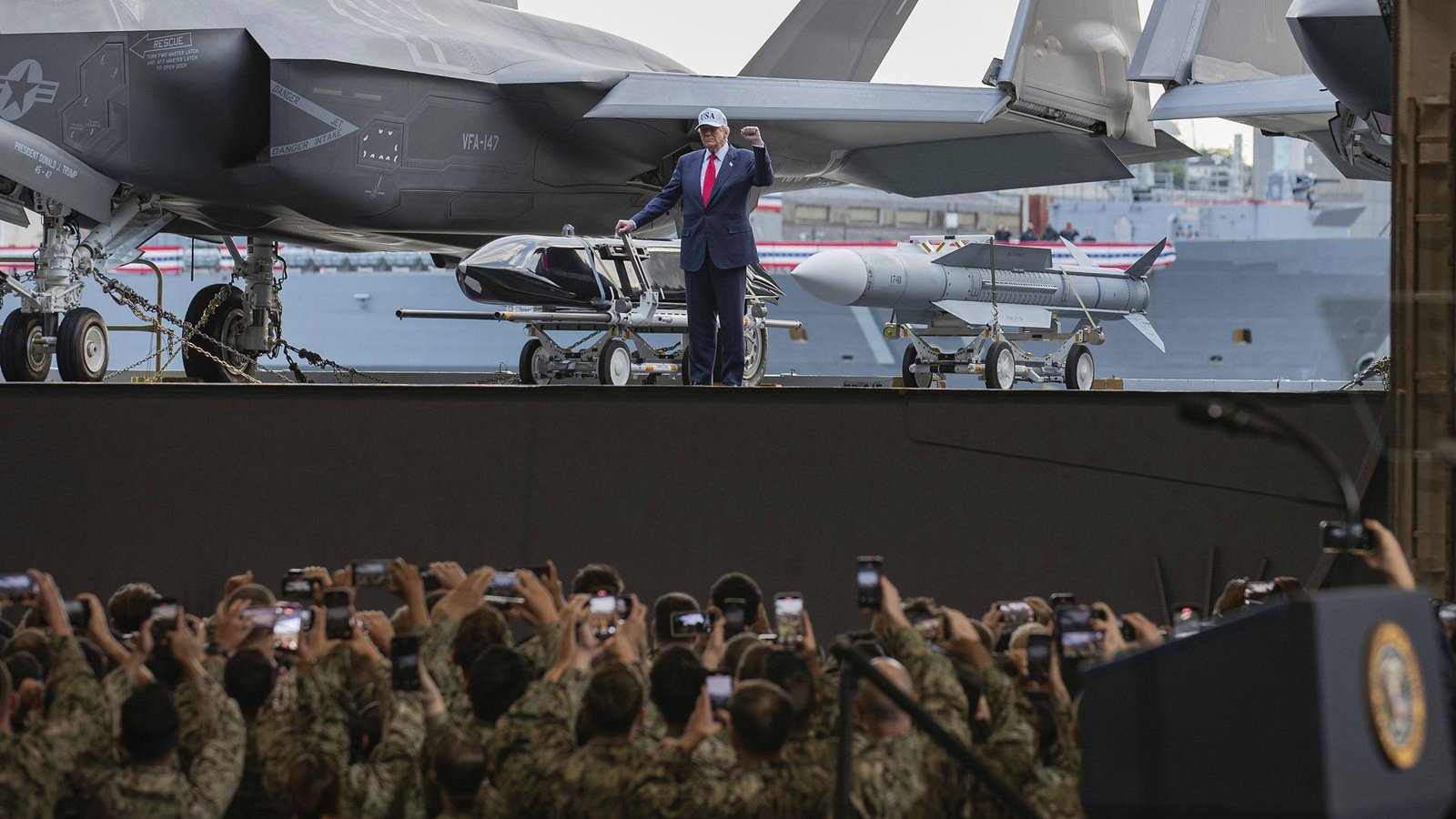 Donald Trump bei des US-Streitkräften. Die US-Armee teilte mit, dass sie den Iran angegriffen hat (Archivfoto).Foto: IMAGO/ZUMA Press Wire/IMAGO/Mcs Roselia Garcia/Us Navy Donald Trump bei des US-Streitkräften. Die US-Armee teilte mit, dass sie den Iran angegriffen hat (Archivfoto).Foto: IMAGO/ZUMA Press Wire/IMAGO/Mcs Roselia Garcia/Us Navy