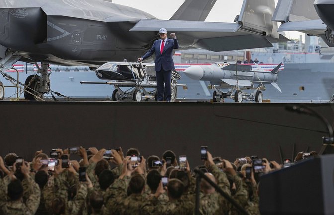 Donald Trump bei des US-Streitkräften. Die US-Armee teilte mit, dass sie den Iran angegriffen hat (Archivfoto).<span class='image-autor'>Foto: IMAGO/ZUMA Press Wire/IMAGO/Mcs Roselia Garcia/Us Navy</span>