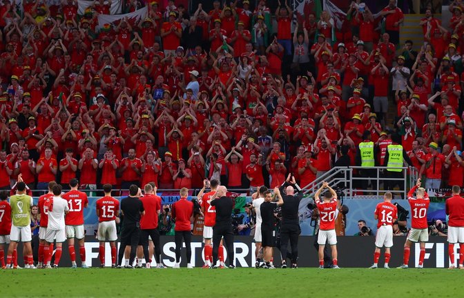 Während England das Achtelfinale feiert, verabschieden sich die Spieler von Wales nach dem Spiel von den Fans.<span class='image-autor'>Foto: Tom Weller/dpa</span>