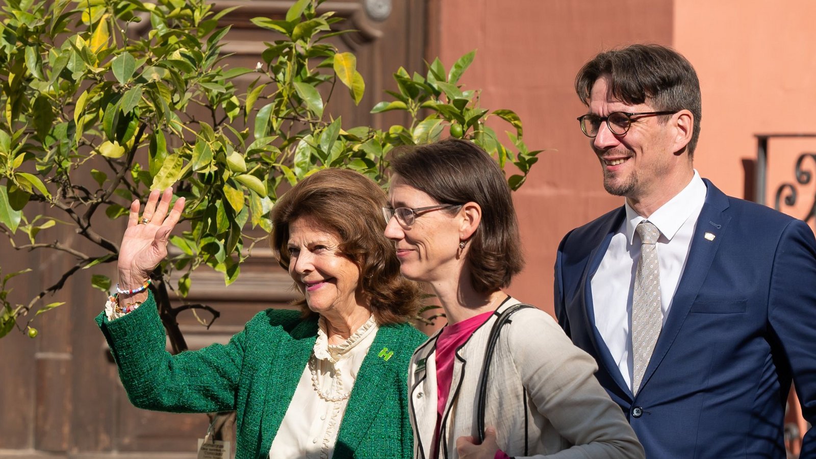 Gräfin Bettina und Graf Björn nahmen die Königin in Empfang. Die Mainau-Bernadottes sind mit der schwedischen Königsfamilie verwandt.Foto: dpa/Silas Stein Gräfin Bettina und Graf Björn nahmen die Königin in Empfang. Die Mainau-Bernadottes sind mit der schwedischen Königsfamilie verwandt.Foto: dpa/Silas Stein