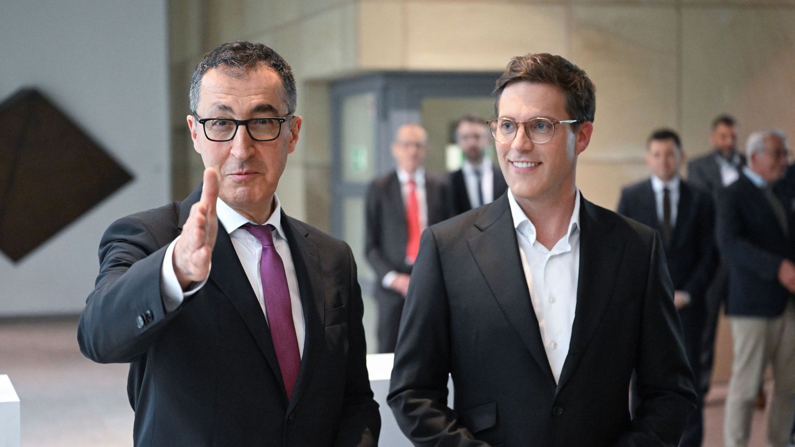 Cem Özdemir (li.) und Manuel Hagel   starten jetzt in die Koalitionsverhandlungen.Foto: Bernd Weißbrod/dpa