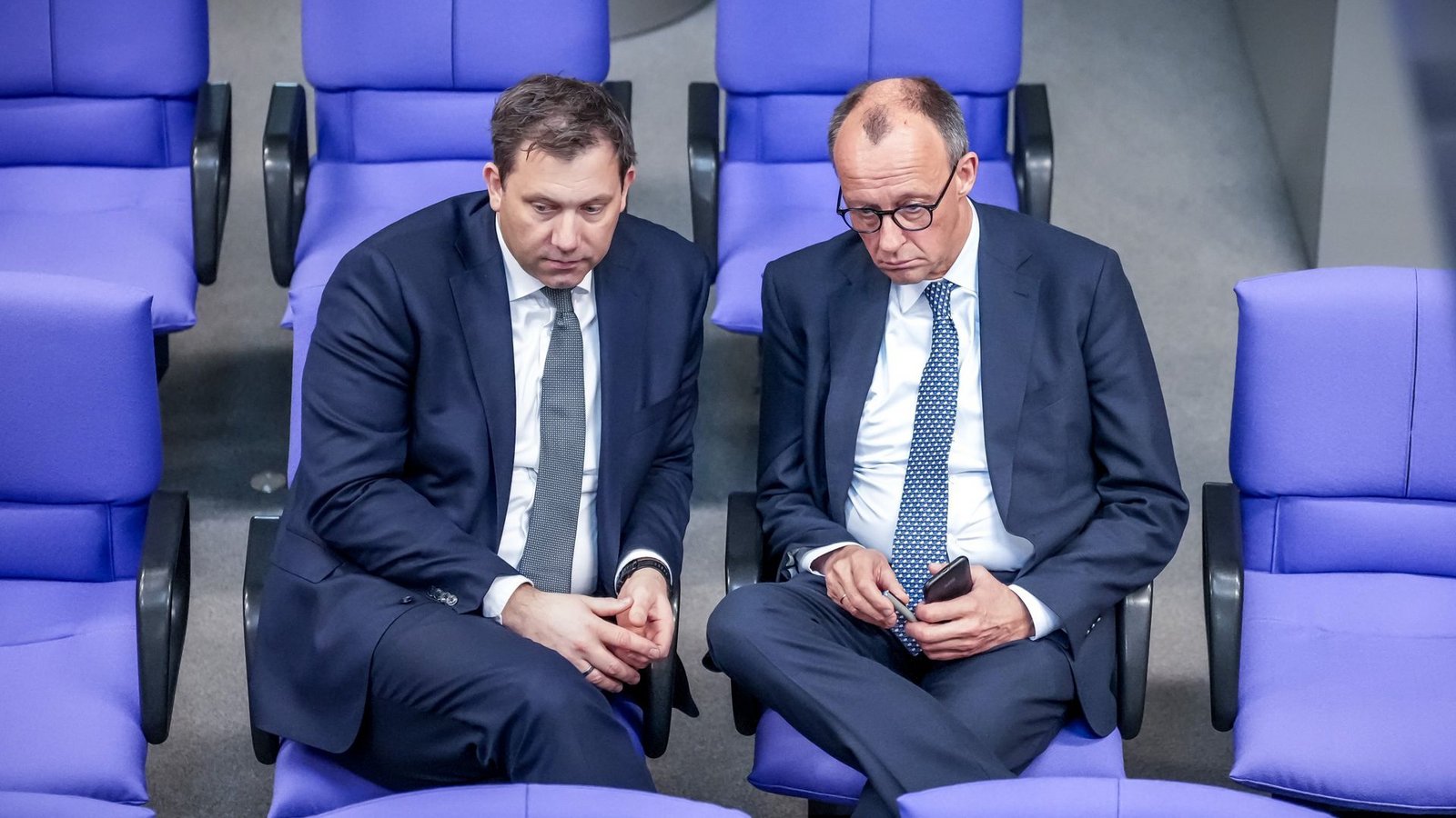 Sie müssen miteinander klarkommen: Lars Klingbeil und Friedrich Merz im Bundestag.Foto: dpa/Michael Kappeler Sie müssen miteinander klarkommen: Lars Klingbeil und Friedrich Merz im Bundestag.Foto: dpa/Michael Kappeler