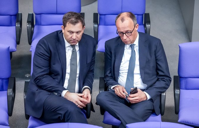 Sie müssen miteinander klarkommen: Lars Klingbeil und Friedrich Merz im Bundestag.<span class='image-autor'>Foto: dpa/Michael Kappeler</span>