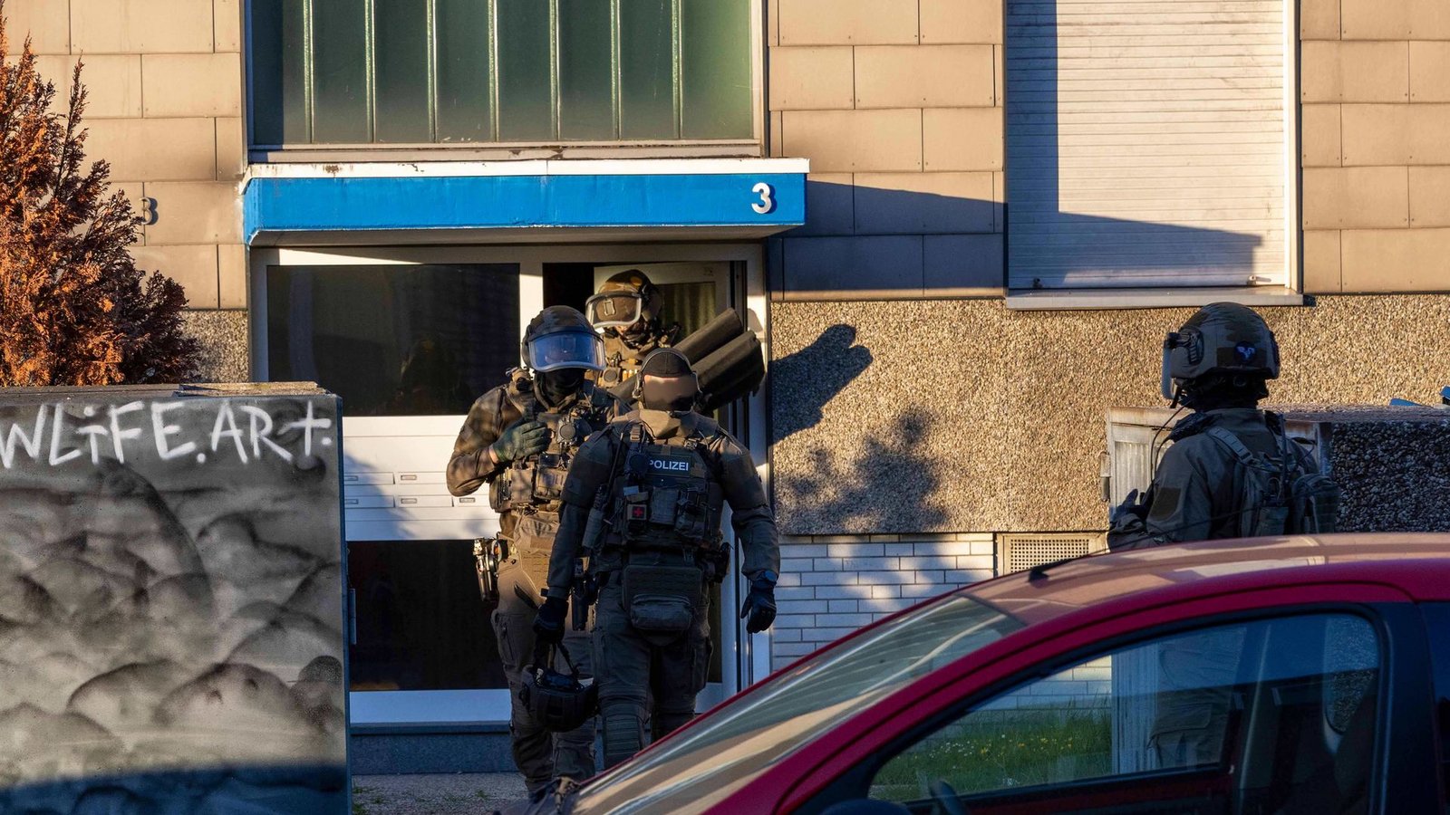 Polizei durchsucht neun Objekte in drei Städten wegen Verdachts auf Drogen- und Waffenhandel.Foto: Justin Brosch/dpa
