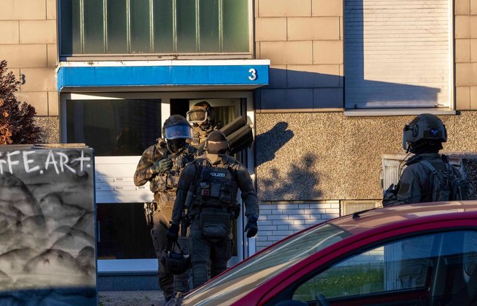 Polizei durchsucht neun Objekte in drei Städten wegen Verdachts auf Drogen- und Waffenhandel.<span class='image-autor'>Foto: Justin Brosch/dpa</span>