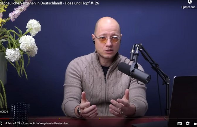 Blumen, blauer Hintergrund und starke Sprüche sind die Markenzeichen von Philip Hopf.<span class='image-autor'>Foto: youtube / Hoss & Kopf</span>