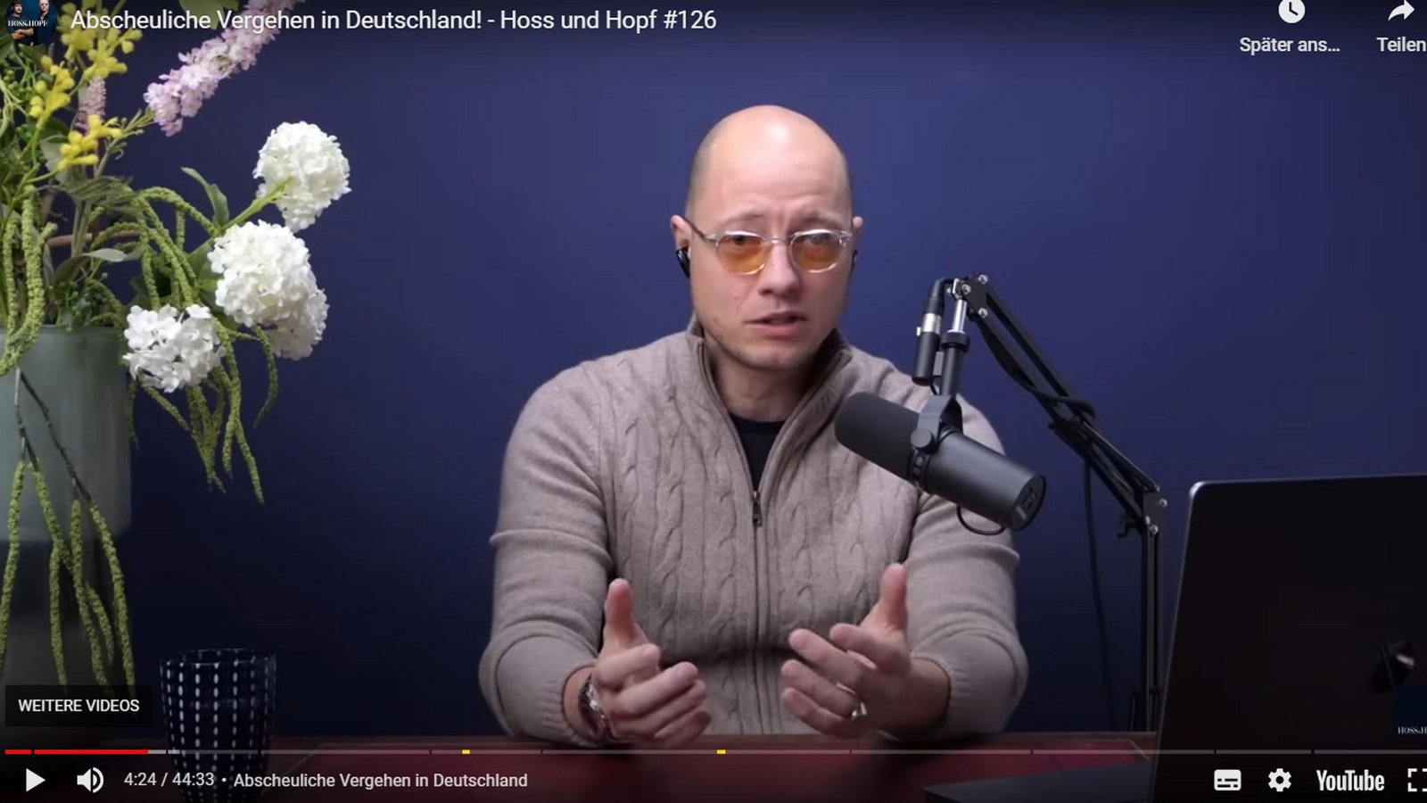 Blumen, blauer Hintergrund und starke Sprüche sind die Markenzeichen von Philip Hopf.Foto: youtube / Hoss & Kopf Blumen, blauer Hintergrund und starke Sprüche sind die Markenzeichen von Philip Hopf.Foto: youtube / Hoss & Kopf