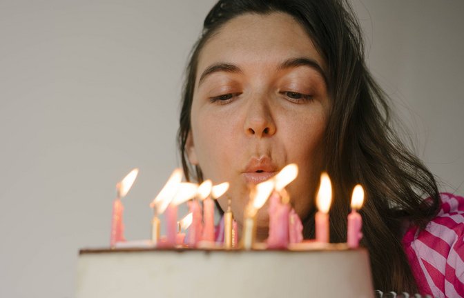 Wer Geburtstag hat, kann vielerorts  Geld sparen (Symbolbild).<span class='image-autor'>Foto: IMAGO/Westend61/IMAGO/Yuliia Blazhuk</span>