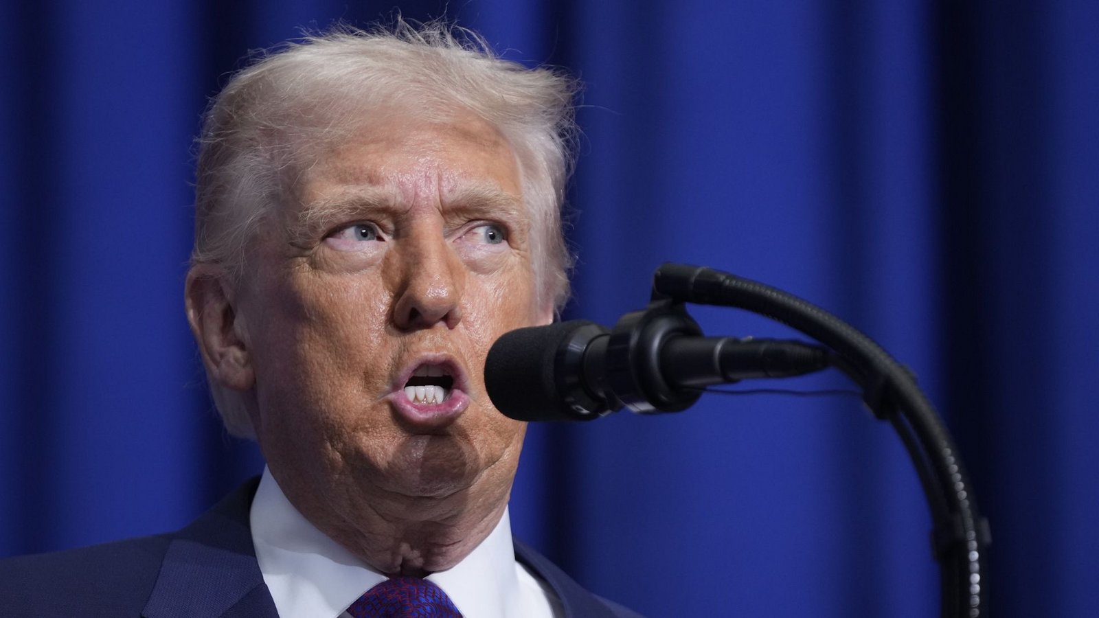 Donald Trump verkündete einen neuen weltweiten Basiszoll. (Archivbild)Foto: Mark Schiefelbein/AP/dpa/Mark Schiefelbein Donald Trump verkündete einen neuen weltweiten Basiszoll. (Archivbild)Foto: Mark Schiefelbein/AP/dpa/Mark Schiefelbein