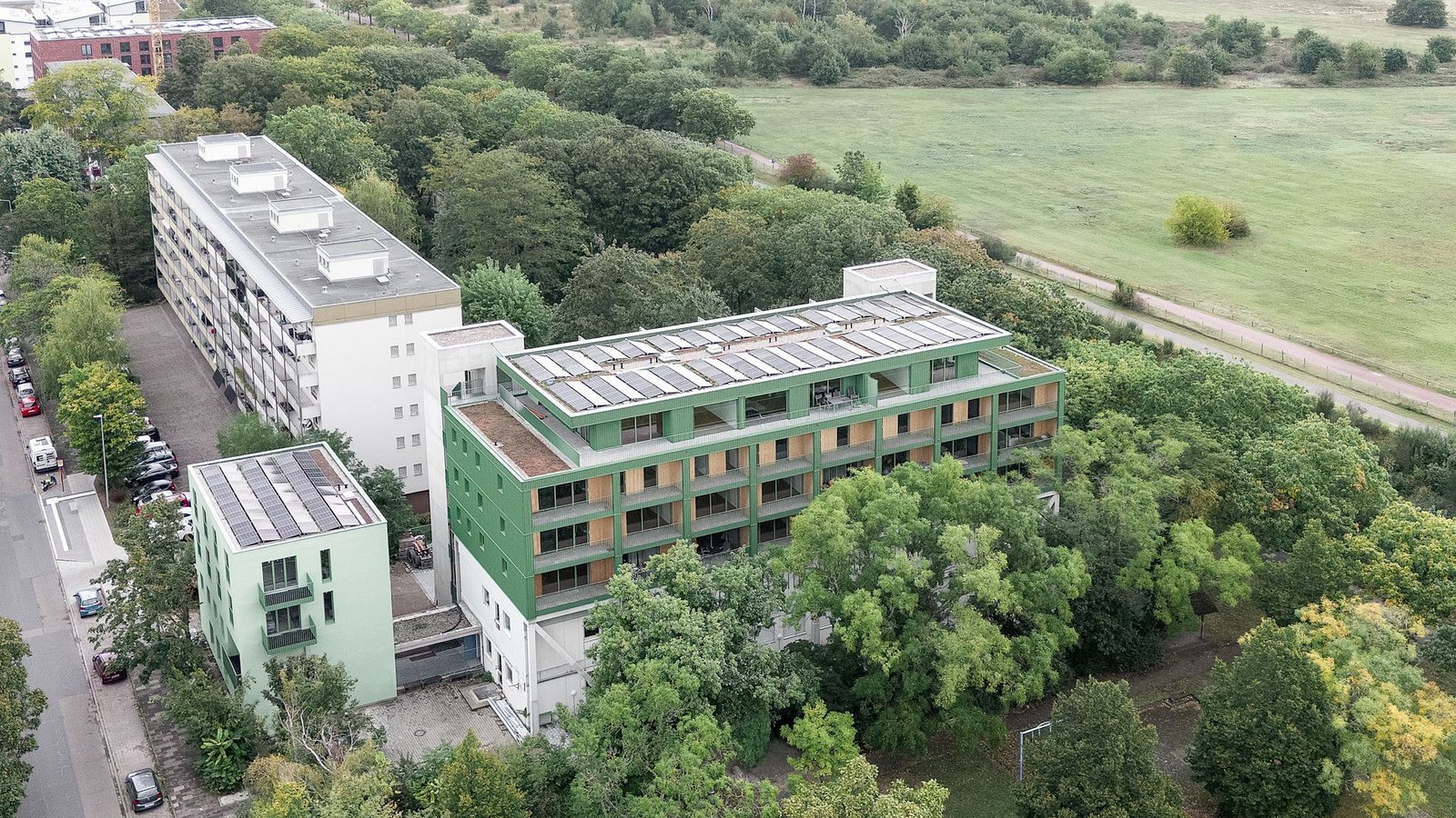 Vorbildliche Nachverdichtung in der Stadt Karlsruhe Am Rand des Naturschutzgebiets Alter Flugplatz. Dort realisierten Drescher Michalski Architekten mit NordGrün „ein bemerkenswertes Beispiel ressourcenschonender Nachverdichtung“, so die Jury. Auf zwei ehemaligen Telekomgebäuden entstanden durch Aufstockung insgesamt 26 neue Wohneinheiten ohne zusätzliche Bodenversiegelung. Und . . .Foto: Kim Fohmann Vorbildliche Nachverdichtung in der Stadt Karlsruhe Am Rand des Naturschutzgebiets Alter Flugplatz. Dort realisierten Drescher Michalski Architekten mit NordGrün „ein bemerkenswertes Beispiel ressourcenschonender Nachverdichtung“, so die Jury. Auf zwei ehemaligen Telekomgebäuden entstanden durch Aufstockung insgesamt 26 neue Wohneinheiten ohne zusätzliche Bodenversiegelung. Und . . .Foto: Kim Fohmann