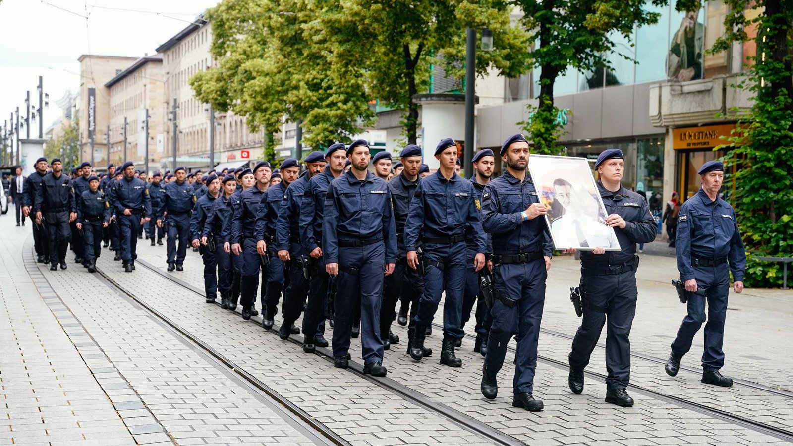 Polizisten gehen bei einem Trauermarsch für den bei einer Messerattacke tödlich verletzten Polizisten Rouven Laur durch die Innenstadt.Foto: dpa/Uwe Anspach Polizisten gehen bei einem Trauermarsch für den bei einer Messerattacke tödlich verletzten Polizisten Rouven Laur durch die Innenstadt.Foto: dpa/Uwe Anspach