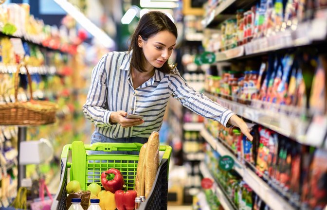 Wo finde ich den Hersteller eines Produkts im Supermarkt?<span class='image-autor'>Foto: Prostock-studio / shutterstock.com</span>