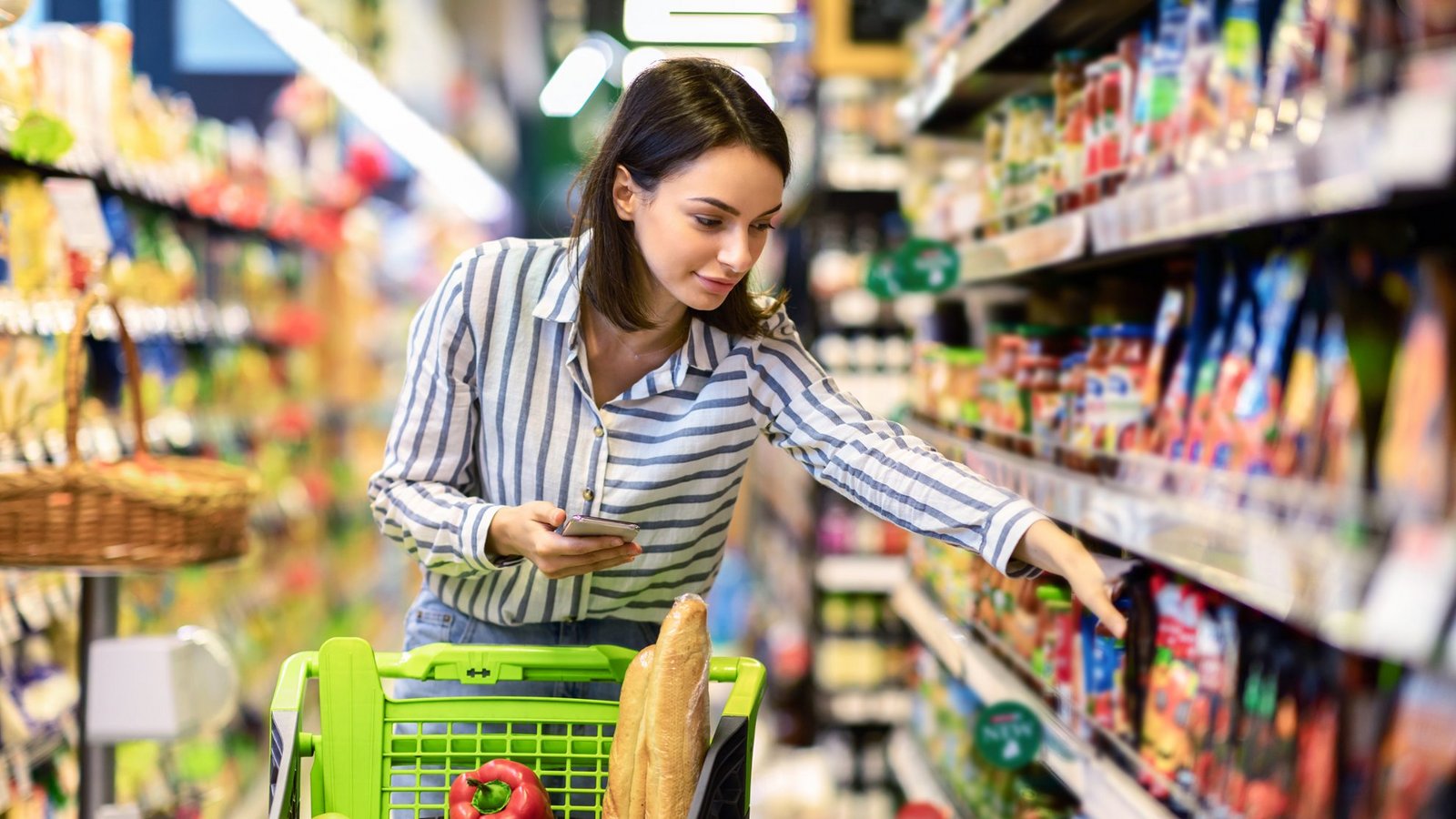 Wo finde ich den Hersteller eines Produkts im Supermarkt?Foto: Prostock-studio / shutterstock.com Wo finde ich den Hersteller eines Produkts im Supermarkt?Foto: Prostock-studio / shutterstock.com