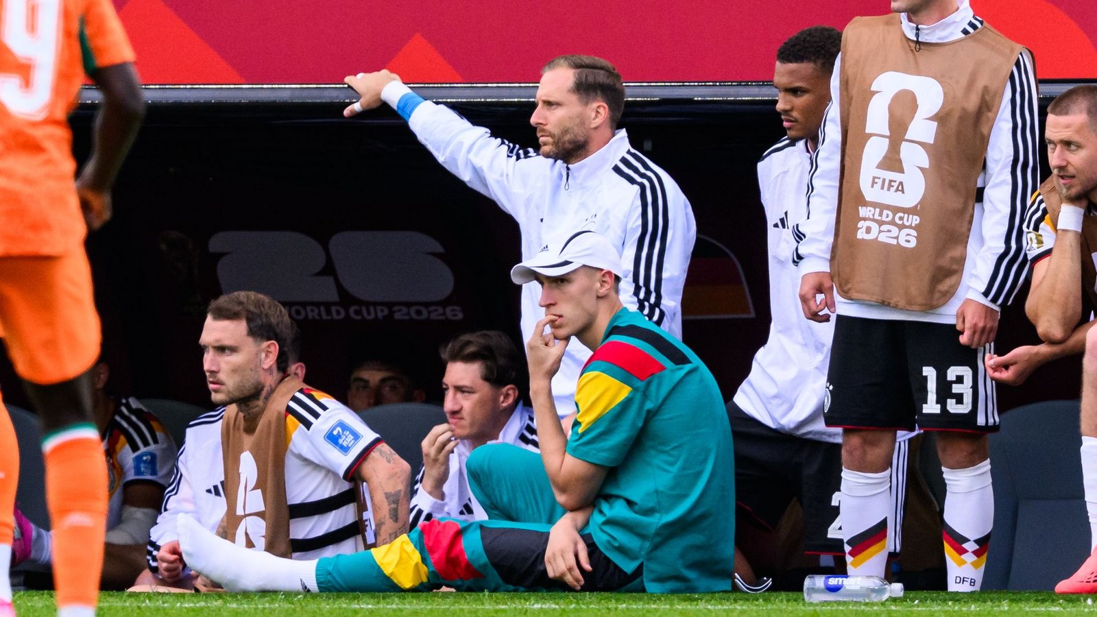 Nico Schlotterbeck (sitzend) hat sich im Spiel gegen die Elfenbeinküste verletzt.Foto: Tom Weller/dpa Nico Schlotterbeck (sitzend) hat sich im Spiel gegen die Elfenbeinküste verletzt.Foto: Tom Weller/dpa
