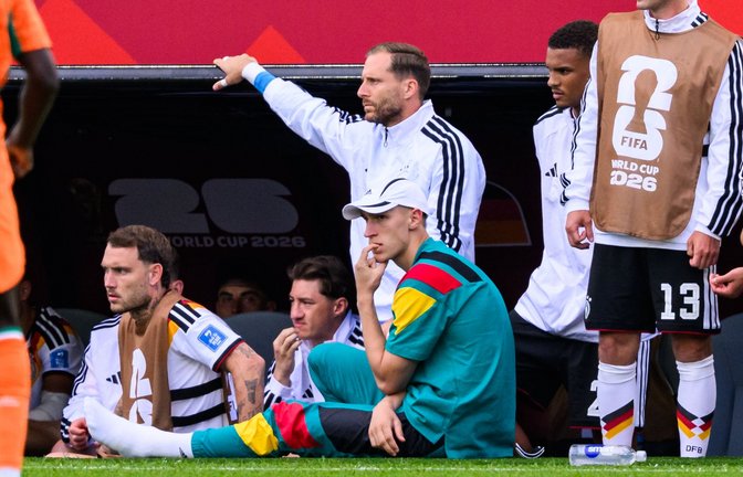 Nico Schlotterbeck (sitzend) hat sich im Spiel gegen die Elfenbeinküste verletzt.<span class='image-autor'>Foto: Tom Weller/dpa</span>