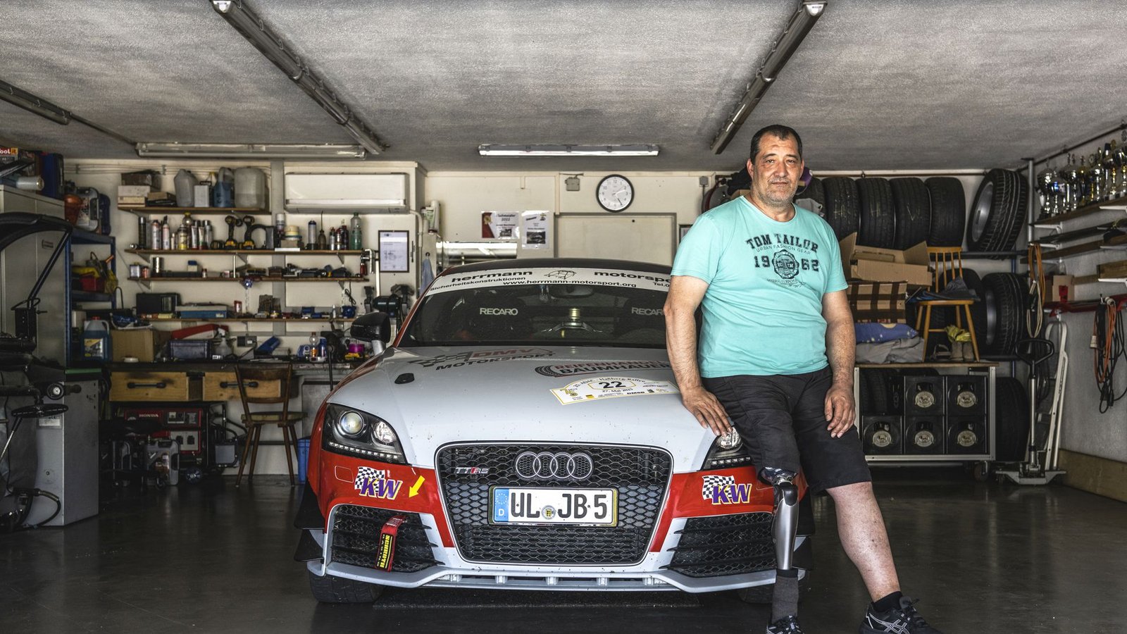 Die Leidenschaft für schnelle Autos ist geblieben: In seiner Garage hat Jochen Baumhauer nach seinem Unfall seinen Audi TT RS auf Linksgas umgebaut.Foto: Andreas Reiner Die Leidenschaft für schnelle Autos ist geblieben: In seiner Garage hat Jochen Baumhauer nach seinem Unfall seinen Audi TT RS auf Linksgas umgebaut.Foto: Andreas Reiner