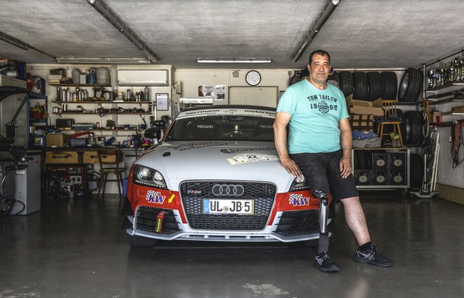 Die Leidenschaft für schnelle Autos ist geblieben: In seiner Garage hat Jochen Baumhauer nach seinem Unfall seinen Audi TT RS auf Linksgas umgebaut.<span class='image-autor'>Foto: Andreas Reiner</span>