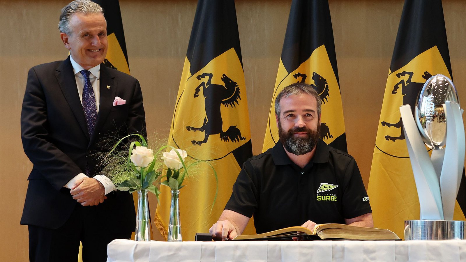 Ein schönes Bild: Stuttgarts OB Frank Nopper, Surge-Coach Jordan Neuman, das Goldene Buch und die Meister-Trophäe – weitere interessante Fotos aus dem Rathaus finden Sie in unserer Bildergalerie.Foto: Baumann/Julia Rahn Ein schönes Bild: Stuttgarts OB Frank Nopper, Surge-Coach Jordan Neuman, das Goldene Buch und die Meister-Trophäe – weitere interessante Fotos aus dem Rathaus finden Sie in unserer Bildergalerie.Foto: Baumann/Julia Rahn