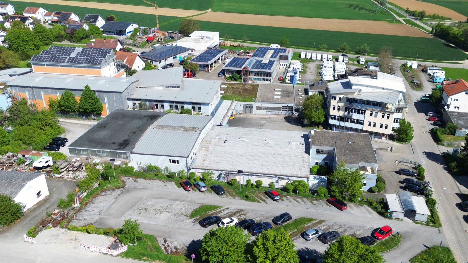 An der Ecke Schelling-/Daimlerstraße in Nussdorf plant die Gemeinde Eberdingen, eine Flüchtlingsunterkunft zu bauen. Laut Bürgermeister Carsten Willing soll nur auf Flächen gebaut werden, die nicht als Parkplatz genutzt werden. Foto: Küppers An der Ecke Schelling-/Daimlerstraße in Nussdorf plant die Gemeinde Eberdingen, eine Flüchtlingsunterkunft zu bauen. Laut Bürgermeister Carsten Willing soll nur auf Flächen gebaut werden, die nicht als Parkplatz genutzt werden. Foto: Küppers
