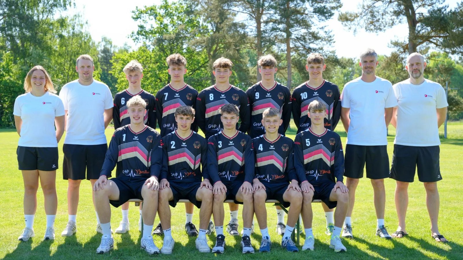 Finn Hummel (vorne rechts) vom TV Ochsenbach fährt mit der deutschen U-18-Auswahl zur WM in die Schweiz. Foto: Deutsche Faustball Liga Finn Hummel (vorne rechts) vom TV Ochsenbach fährt mit der deutschen U-18-Auswahl zur WM in die Schweiz. Foto: Deutsche Faustball Liga