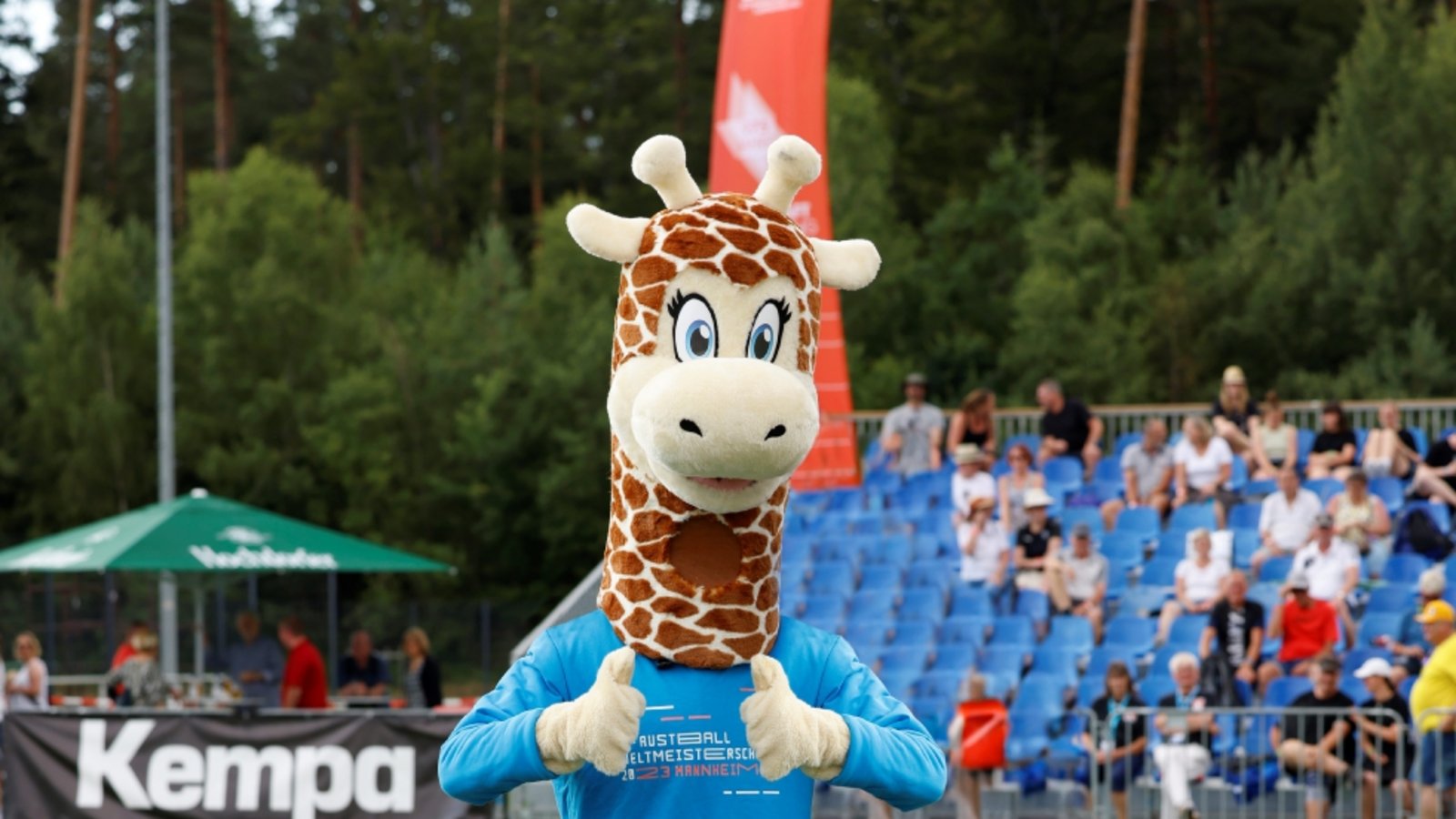 Die Giraffe Manni ist das Maskottchen der Faustball-Weltmeisterschaft 2023. Foto: Den Dulk