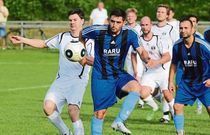 Steffen Mäule (links) und Enzweihingens Emre Gür kämpfen unter den Augen fast aller Mitspieler nach einem Eckstoß um den Ball. Foto: Küppers