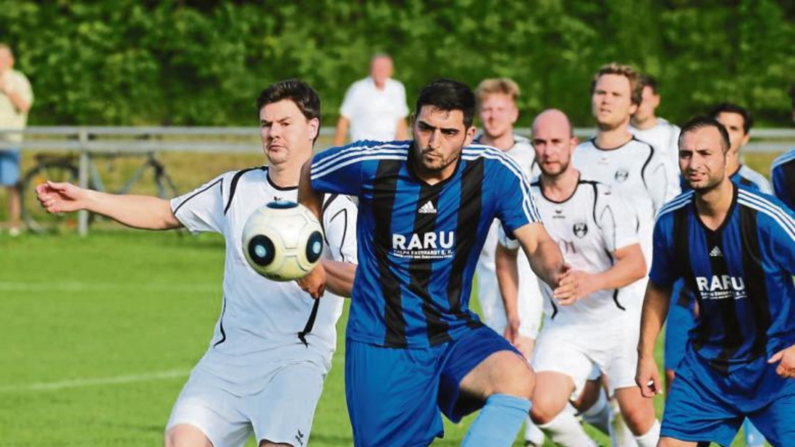 Steffen Mäule (links) und Enzweihingens Emre Gür kämpfen unter den Augen fast aller Mitspieler nach einem Eckstoß um den Ball. Foto: Küppers Steffen Mäule (links) und Enzweihingens Emre Gür kämpfen unter den Augen fast aller Mitspieler nach einem Eckstoß um den Ball. Foto: Küppers