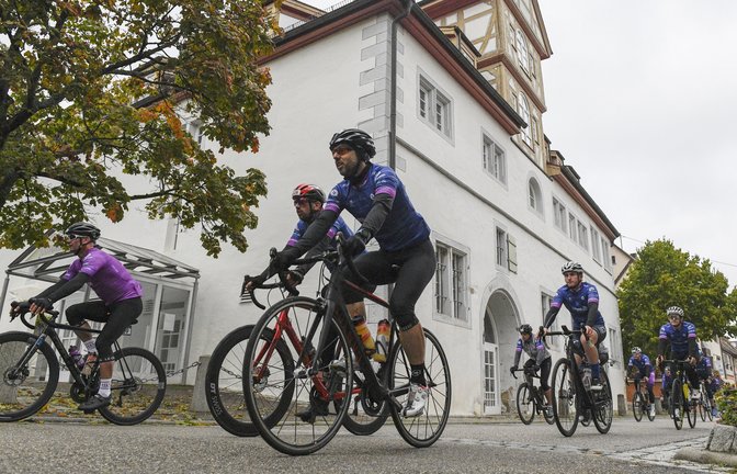 Beim Charity-Bike-Cup herrschte am Montag gleich in mehrfacher Hinsicht eitel Sonnenschein. Das große Radsportereignis, das in Heimerdingen startete und unter anderem durch Eberdingen führte (Bild), brachte nach den Regentagen eine Vielzahl an Hobbysportlern und ambitionierten Radfahrern auf die Straße, wo sie unter der Leitung berühmter Teamkapitäne aus Sport, Film und Fernsehen fuhren. Zum anderen kamen nach ersten Erkenntnissen über 50 000 Euro für Kinderhilfsprojekte zusammen.  <span class='image-autor'>Foto: Leitner</span>