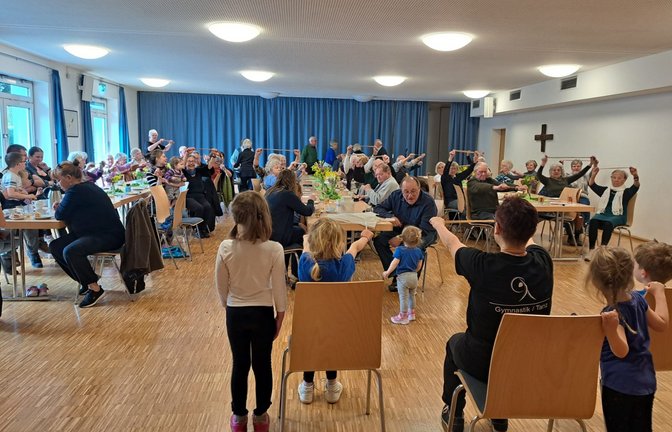 Mitmachen ist angesagt, wenn die Sportler die Senioren besuchen.