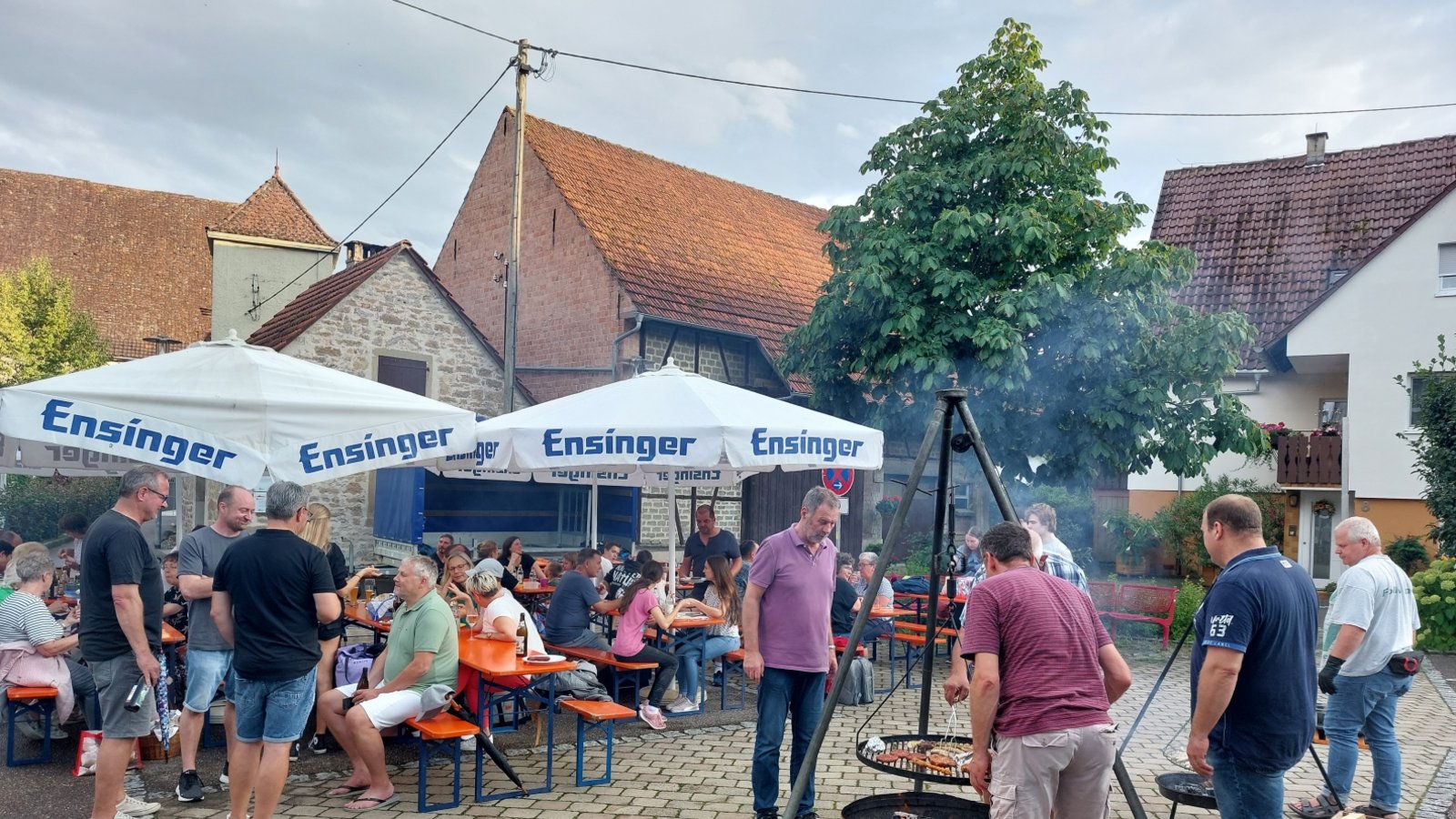 Nachdem es in der Woche zuvor kühl und regnerisch gewesen war, fand das Rieter Mitbringfest am Ausweichtermin an diesem Wochenende statt. Am Samstag, kurz nach 18 Uhr, hörte es auf zu regnen und der Kelterplatz füllte sich schnell. Der Ortschaftsrat Riet, der dieses Fest organisiert, hatte wieder Grill und Biertische aufgebaut und versorgte alle mit Getränken. Viele Besucher brachten Salate oder Nachtisch mit, die gerne mit anderen geteilt wurden. Foto: p Nachdem es in der Woche zuvor kühl und regnerisch gewesen war, fand das Rieter Mitbringfest am Ausweichtermin an diesem Wochenende statt. Am Samstag, kurz nach 18 Uhr, hörte es auf zu regnen und der Kelterplatz füllte sich schnell. Der Ortschaftsrat Riet, der dieses Fest organisiert, hatte wieder Grill und Biertische aufgebaut und versorgte alle mit Getränken. Viele Besucher brachten Salate oder Nachtisch mit, die gerne mit anderen geteilt wurden. Foto: p
