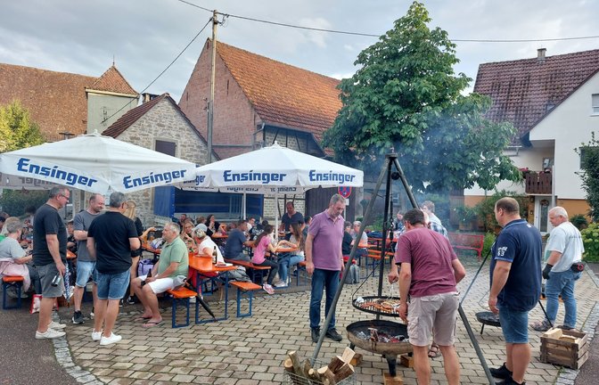 Nachdem es in der Woche zuvor kühl und regnerisch gewesen war, fand das Rieter Mitbringfest am Ausweichtermin an diesem Wochenende statt. Am Samstag, kurz nach 18 Uhr, hörte es auf zu regnen und der Kelterplatz füllte sich schnell. Der Ortschaftsrat Riet, der dieses Fest organisiert, hatte wieder Grill und Biertische aufgebaut und versorgte alle mit Getränken. Viele Besucher brachten Salate oder Nachtisch mit, die gerne mit anderen geteilt wurden.  <span class='image-autor'>Foto: p</span>