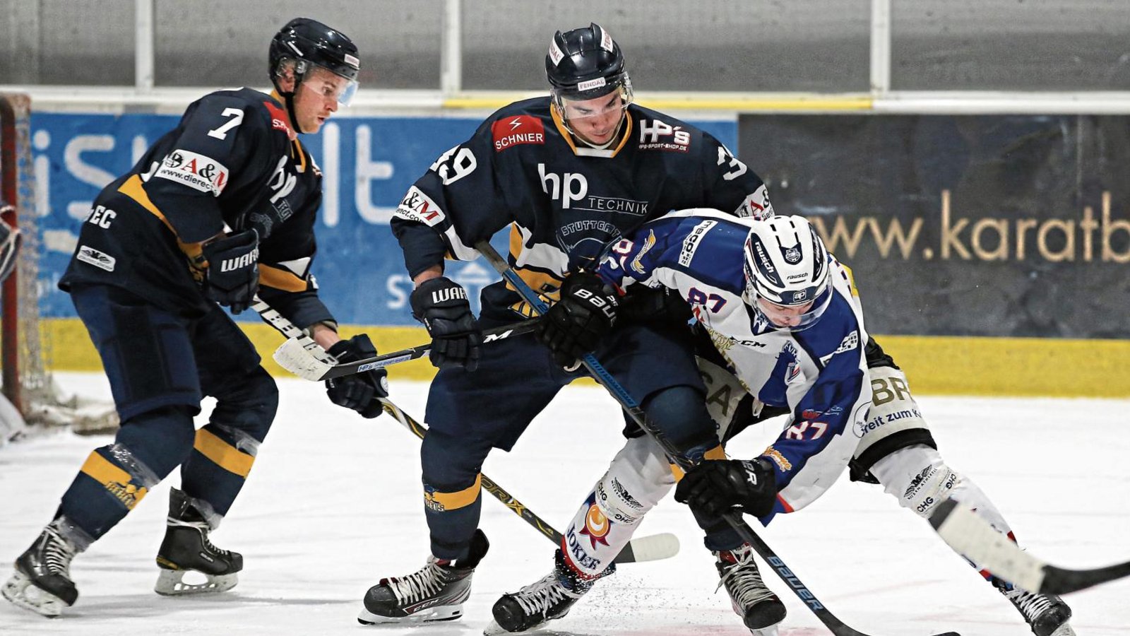 Es ist nur Diätkost aus dem Amateur-Regal, was den Eishockey-Fans auf der Waldau geboten wird, dennoch kämpfen (von links) Miroslav Hudak und Morgan Reiner von den Rebels mit Haken und Ösen gegen Leon Dalldush vom EV Ravensburg. Foto: Baumann Es ist nur Diätkost aus dem Amateur-Regal, was den Eishockey-Fans auf der Waldau geboten wird, dennoch kämpfen (von links) Miroslav Hudak und Morgan Reiner von den Rebels mit Haken und Ösen gegen Leon Dalldush vom EV Ravensburg. Foto: Baumann