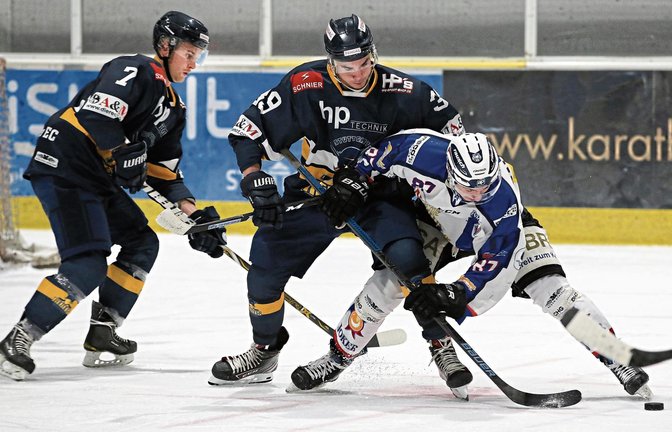 Es ist nur Diätkost aus dem Amateur-Regal, was den Eishockey-Fans auf der Waldau geboten wird, dennoch kämpfen (von links) Miroslav Hudak und Morgan Reiner von den Rebels mit Haken und Ösen gegen Leon Dalldush vom EV Ravensburg.  Foto: Baumann