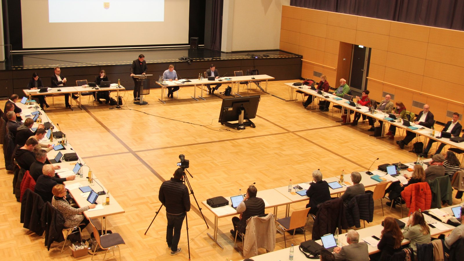In der Vaihinger Stadthalle hielten die Sprecher der Ratsfraktionen am Mittwochabend ihre Reden zum städtischen Haushalt 2023. Foto: Banholzer