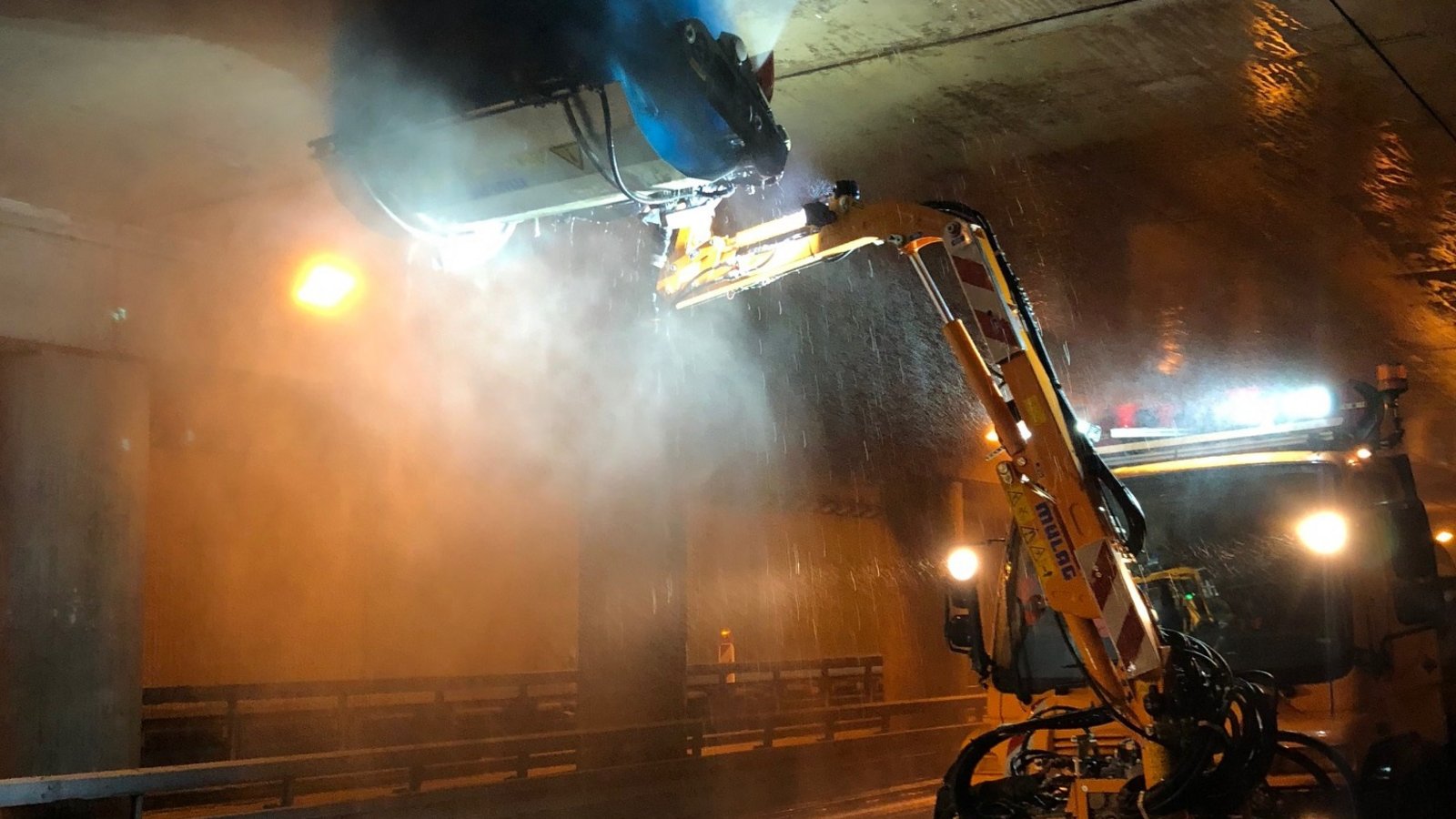 Tunnel Straßentunnel Reinigungsarbeiten Straßenmeisterei Verkehr Foto: LL