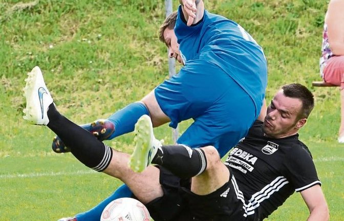 Pajtim Ajeti (in Schwarz) klärt für den TSV Kleinglattbach hier vor Besigheims Kevin Müller. Am Ende hatten die Kleinglattbacher mit 4:2 die Nase vorn. Foto: Leitner