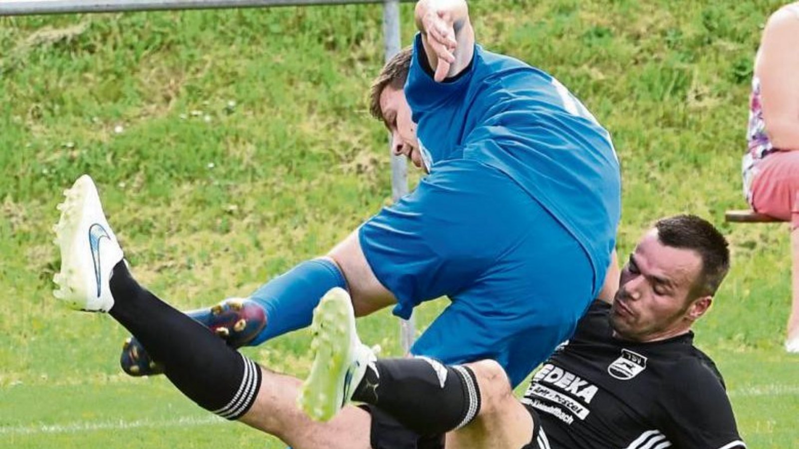 Pajtim Ajeti (in Schwarz) klärt für den TSV Kleinglattbach hier vor Besigheims Kevin Müller. Am Ende hatten die Kleinglattbacher mit 4:2 die Nase vorn. Foto: Leitner Pajtim Ajeti (in Schwarz) klärt für den TSV Kleinglattbach hier vor Besigheims Kevin Müller. Am Ende hatten die Kleinglattbacher mit 4:2 die Nase vorn. Foto: Leitner