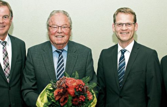Nach gut vier Jahrzehnten Zugehörigkeit zum Aufsichtsrat der Kreisbau Enz-Neckar wurde der Bissinger Architekt Ulrich Gaisser (Zweiter von links) vom Vorsitzenden Sieghardt Bucher und den Vorständen Holger Schünhof und Johannes Altmann (von links) verabschiedet. Foto: Kollros
