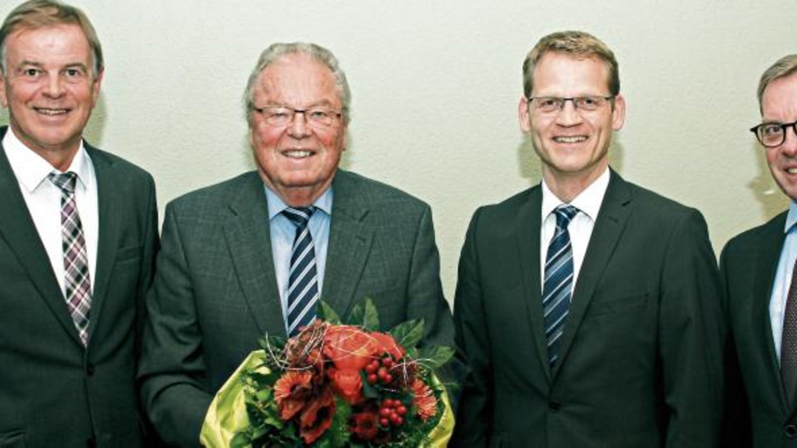 Nach gut vier Jahrzehnten Zugehörigkeit zum Aufsichtsrat der Kreisbau Enz-Neckar wurde der Bissinger Architekt Ulrich Gaisser (Zweiter von links) vom Vorsitzenden Sieghardt Bucher und den Vorständen Holger Schünhof und Johannes Altmann (von links) verabschiedet. Foto: Kollros Nach gut vier Jahrzehnten Zugehörigkeit zum Aufsichtsrat der Kreisbau Enz-Neckar wurde der Bissinger Architekt Ulrich Gaisser (Zweiter von links) vom Vorsitzenden Sieghardt Bucher und den Vorständen Holger Schünhof und Johannes Altmann (von links) verabschiedet. Foto: Kollros