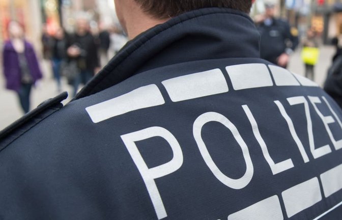Aufgrund eines am Koffer befestigten AirTags wurde der 60-Jährigen der Koffer im Bereich der Stuttgarter Innenstadt angezeigt. (Symbolbild)<span class='image-autor'>dpa</span>