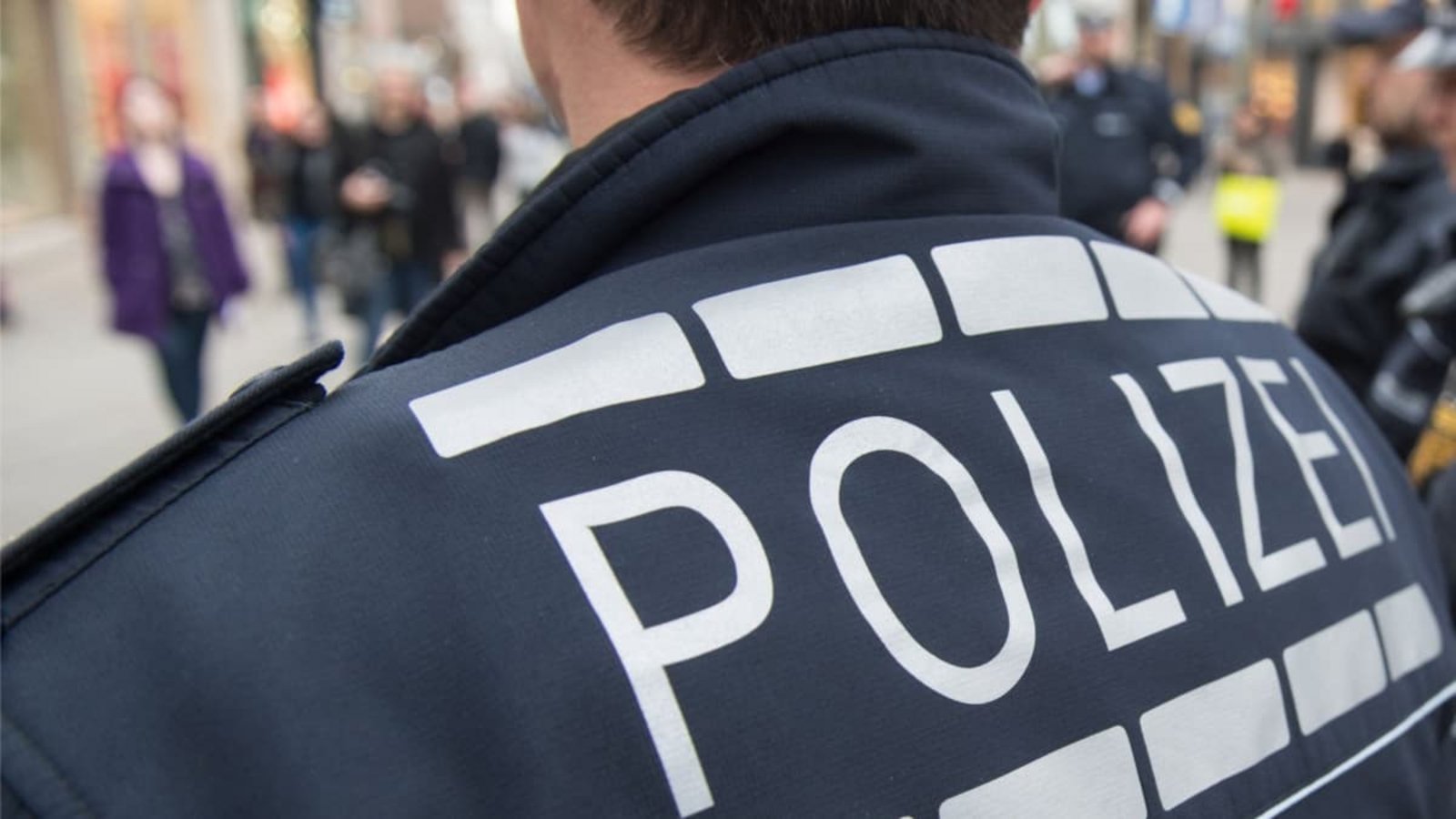 Aufgrund eines am Koffer befestigten AirTags wurde der 60-Jährigen der Koffer im Bereich der Stuttgarter Innenstadt angezeigt. (Symbolbild)dpa