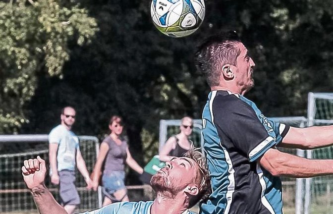 Lukas Strauß hat gestern in der 9. Minute das Tor zum Zwischenstand von 2:0 für Enzweihingen geschossen, zieht im Luftkampf gegen Sersheims Ibrahim Capkin aber den Kürzeren.  Foto: Simecek