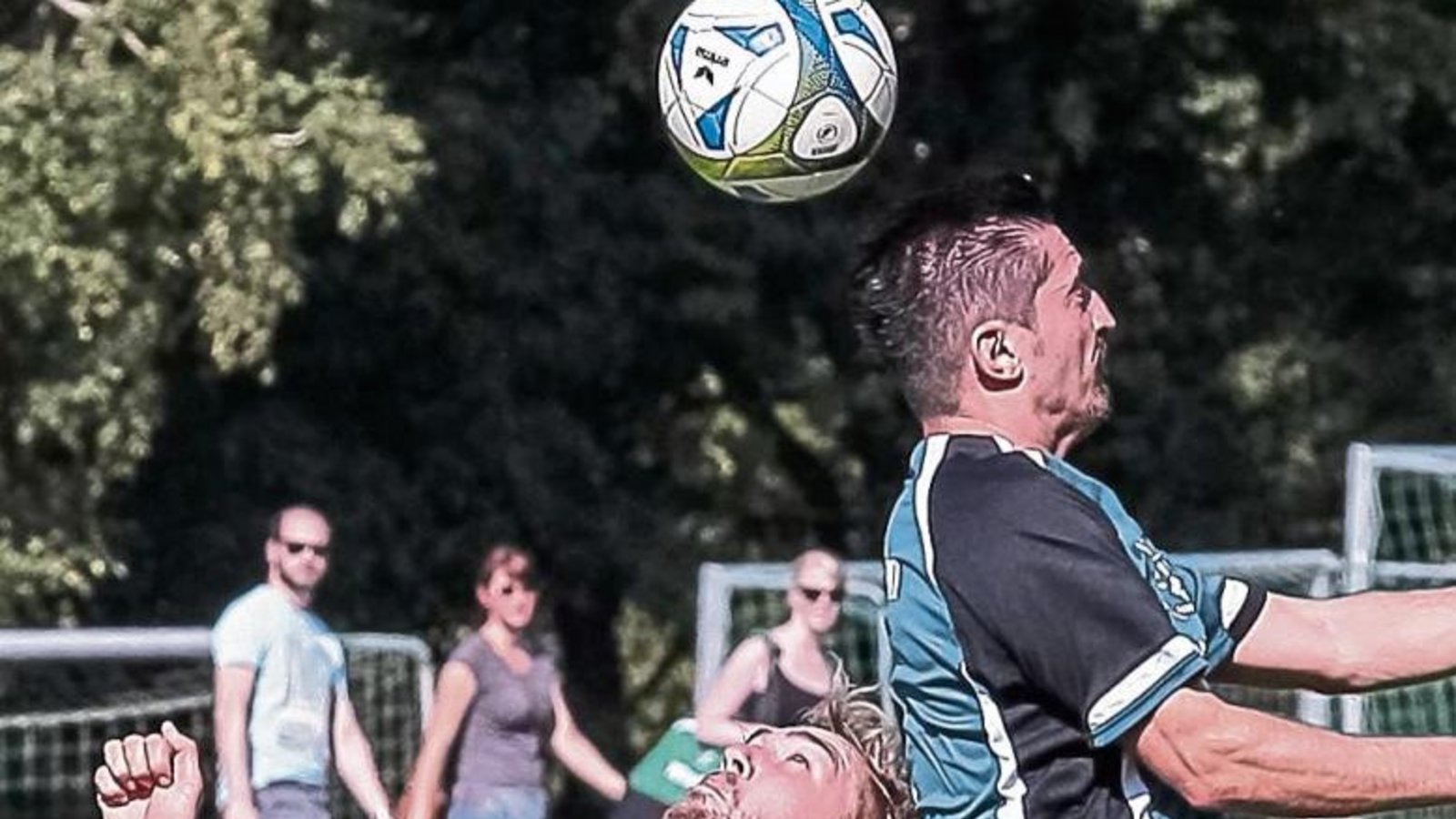 Lukas Strauß hat gestern in der 9. Minute das Tor zum Zwischenstand von 2:0 für Enzweihingen geschossen, zieht im Luftkampf gegen Sersheims Ibrahim Capkin aber den Kürzeren.  Foto: Simecek