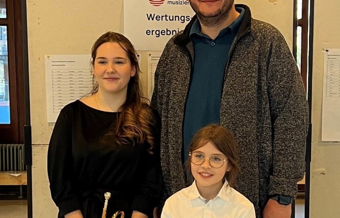 Trompetenlehrer Christian Geltner ist stolz auf seine beiden Schülerinnen Elise Kees und Leonie Wünsch.  <span class='image-autor'>Foto: pv</span>
