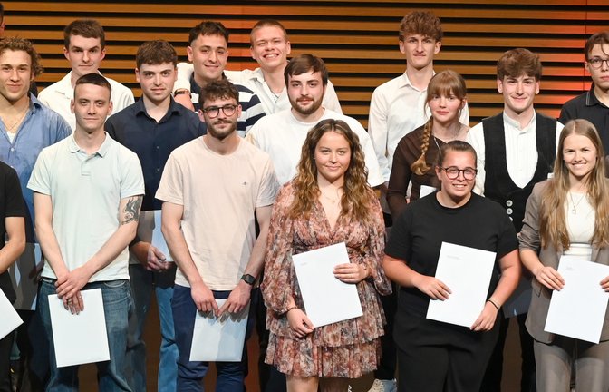 Die geehrten Junghandwerker mit (von rechts) Kreishandwerksmeister Albrecht Lang, der Geschäftsführerin der Kreishandwerkerschaft, Nicole Ackermann, und dem Hauptgeschäftsführer der Handwerkskammer Stuttgart, Peter Friedrich.  <span class='image-autor'>Foto: Kuhnle</span>