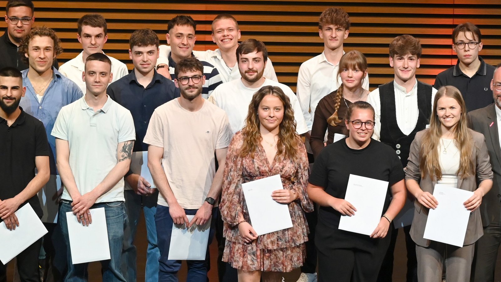 Die geehrten Junghandwerker mit (von rechts) Kreishandwerksmeister Albrecht Lang, der Geschäftsführerin der Kreishandwerkerschaft, Nicole Ackermann, und dem Hauptgeschäftsführer der Handwerkskammer Stuttgart, Peter Friedrich.  Foto: Kuhnle