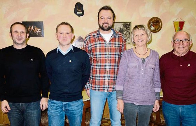 Die geehrten Mitglieder von links: Andy Mannhardt, Tim Mannhardt, Marco Mannhardt, Sonja Mannhardt und Heinrich Behrendt. Foto: p